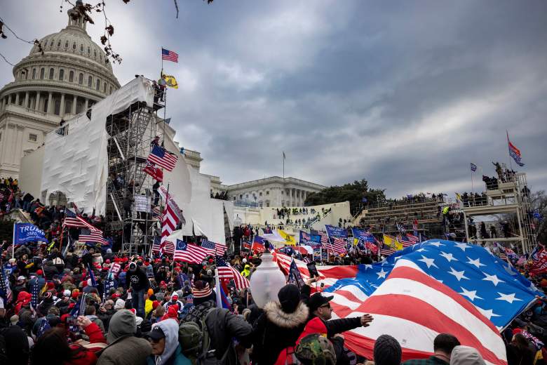 Los partidarios de Trump chocan con la policía y las fuerzas de seguridad cuando la gente intenta asaltar el Capitolio de los EE. UU. el 6 de enero de 2021 en Washington, DC.