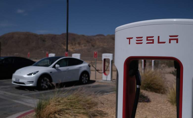Autos Tesla en estaciones de carga en Yermo, California, el 14 de mayo de 2022.