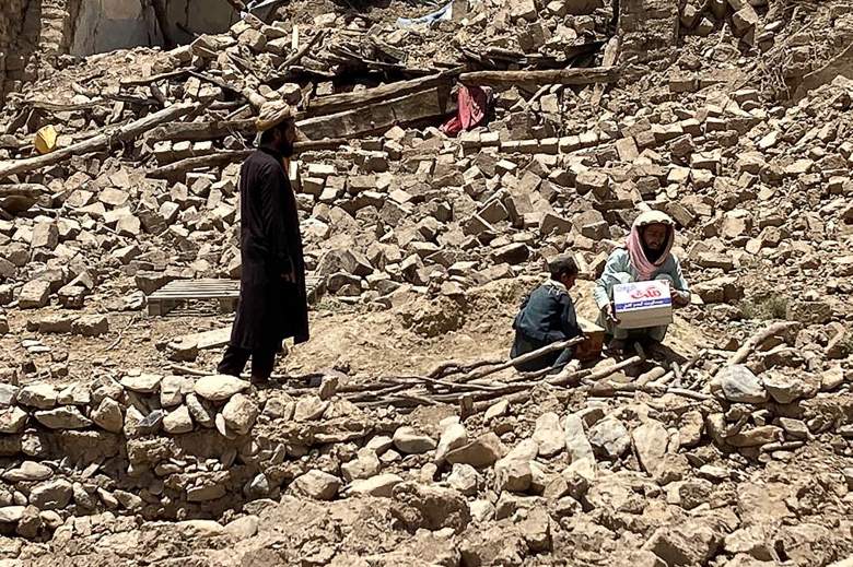 Hombre afgano perdió a 13 familiares en el terremoto