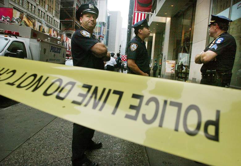Los oficiales de la policía de Nueva York vigilan fuera de un edificio de oficinas cerca de Times Square, donde tres personas murieron en un tiroteo el 16 de septiembre de 2002 en la ciudad de Nueva York.