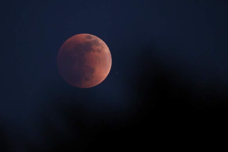 Un eclipse lunar total crea una "súper luna de sangre" el 15 de mayo de 2022 en Huntington Beach, California.