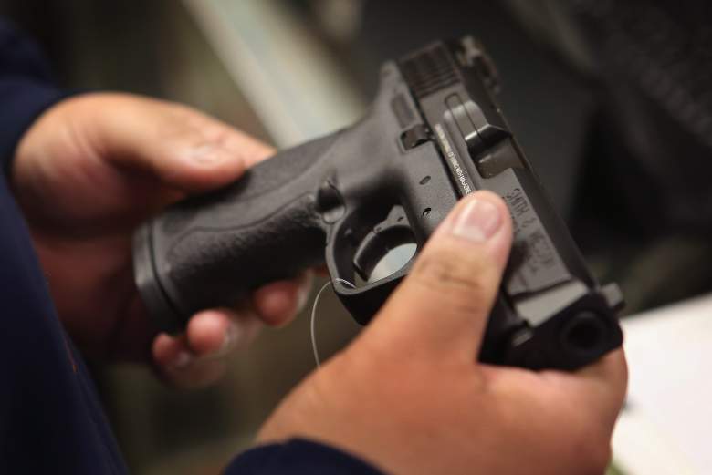 Un cliente compra una pistola en la tienda de artículos deportivos Freddie Bear Sports el 17 de diciembre de 2012 en Tinley Park, Illinois.