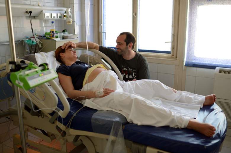 Marc-Olivier Lagadic (derecha) alienta a su esposa Sabrina Biancuzzi antes del parto de su bebé el 2 de agosto de 2013 en el hospital de maternidad 'Les Lilas' en Les Lilas, un suburbio del noreste de París.