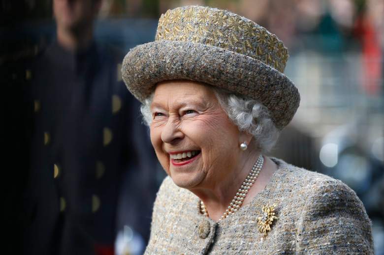 La reina Isabel II sonríe cuando llega antes de la apertura del Flanders' Fields Memorial Garden en Wellington Barracks el 6 de noviembre de 2014 en Londres, Inglaterra.