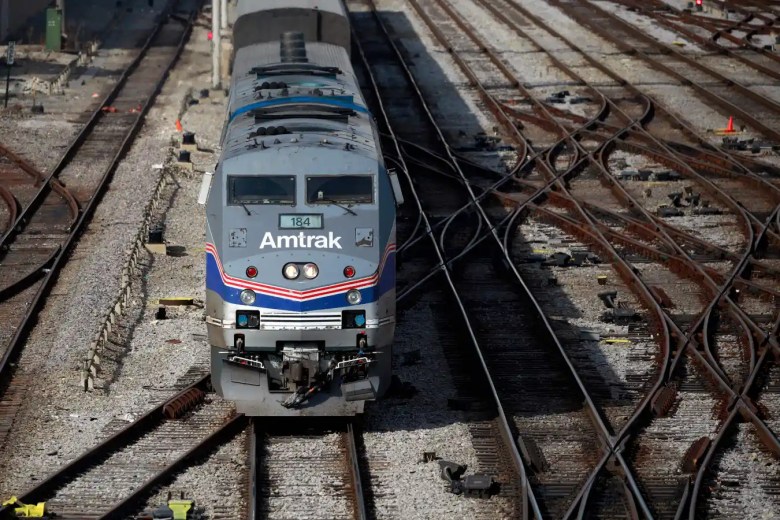 El tren de pasajeros Amtraks California Zephyr sale de Chicago Union Station en Chicago, Illinois, el 2 de marzo de 2022.