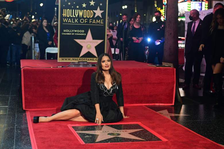 Salma Hayek posa con su estrella en el Hollywood Walk of Fame