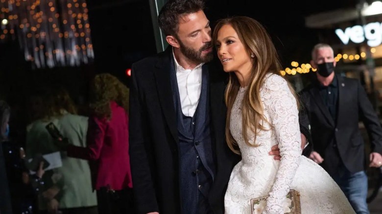 Jennifer Lopez y el actor Ben Affleck llegan para la proyección de su película, "Marry Me", en febrero de 2022.