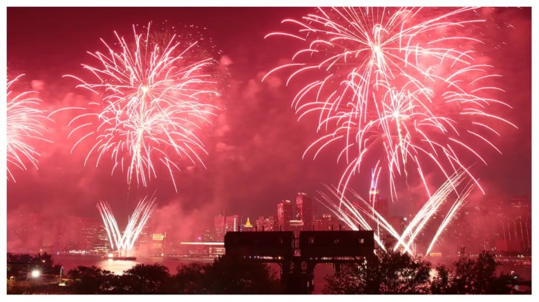 Fuegos artificiales durante la celebración del 4 de julio de Macy's el 4 de julio de 2021.