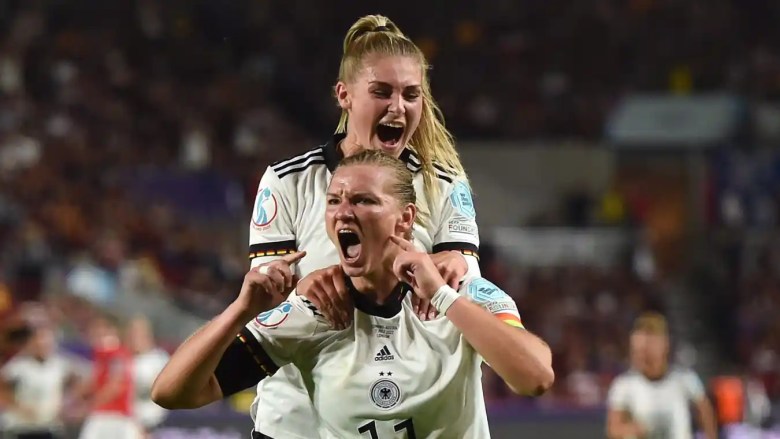 La alemana Alexandra Popp celebra su gol con su compañera de equipo Jule Brand el 21 de julio.