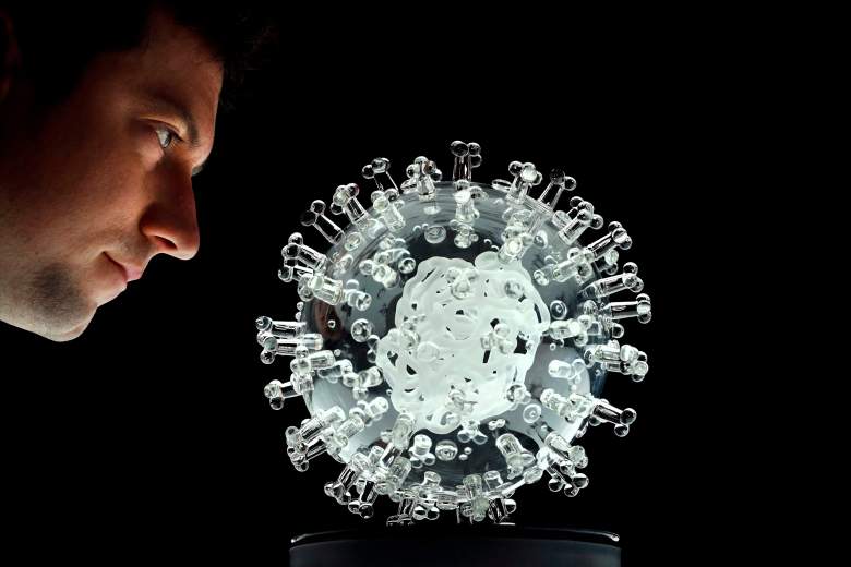 Una escultura de vidrio titulada "coronavirus COVID-19" creada por el artista británico Luke Jerram se ve en su estudio en Bristol, suroeste de Inglaterra, el 17 de marzo de 2020.
