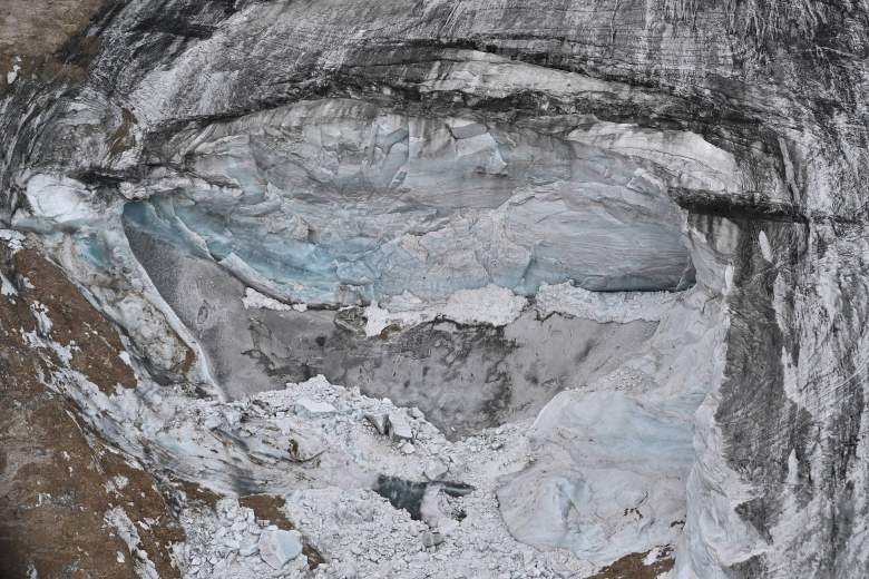 Esta vista tomada el 5 de julio de 2022 desde un helicóptero de rescate muestra el glaciar Punta Rocca que se derrumbó cerca de Canazei, en la montaña de Marmolada, dos días después de que se registrara una temperatura récord de 10 grados Celsius (50 grados Fahrenheit) en el cumbre del glaciar.