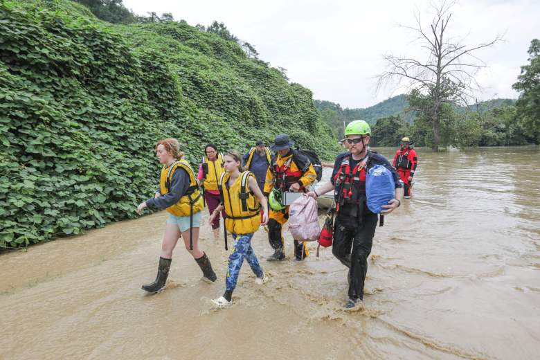 Un grupo de personas varadas son rescatadas de las aguas de la inundación del North Fork del río Kentucky en Jackson, Kentucky, el 28 de julio de 2022.