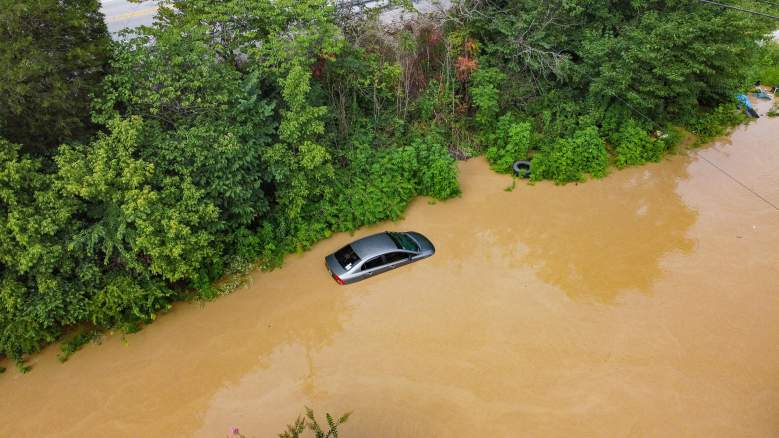 Vista aérea de un automóvil en una carretera sumergida bajo las aguas de inundación del North Fork del río Kentucky en Jackson, Kentucky, el 28 de julio de 2022.