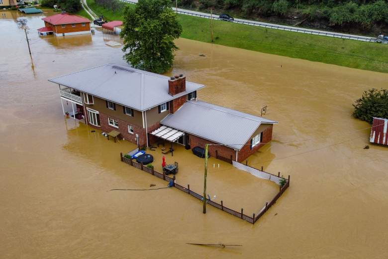 Vista aérea de casas sumergidas bajo las aguas de la inundación del North Fork del río Kentucky en Jackson, Kentucky, el 28 de julio de 2022.