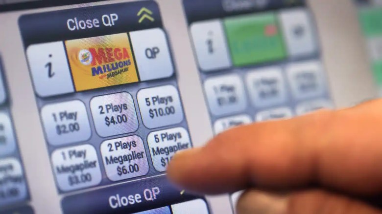 Un cliente compra un boleto de lotería Mega Millions en una tienda 7-Eleven en el Loop.