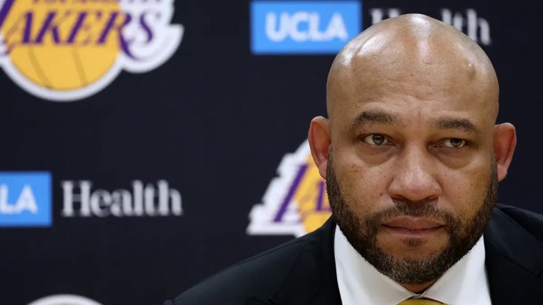 El entrenador en jefe de Los Ángeles Lakers, Darvin Ham.