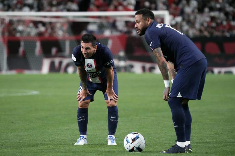 Lionel Messi y Neymar Jr de Paris Saint-Germain discuten antes de un tiro libre durante el amistoso de pretemporada entre Paris Saint-Germain y Urawa Red Diamonds en el Estadio Saitama el 23 de julio de 2022 en Saitama, Japón.