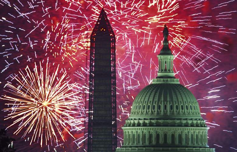 Cuatro de julio, los fuegos artificiales del Día de la Independencia de EE. UU. se encienden sobre el Capitolio de EE. UU. y el Monumento Nacional en Washington, DC el 4 de julio de 2013.