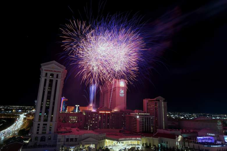 Los fuegos artificiales iluminan el cielo sobre el Caesars Palace en celebración del 50 aniversario del resort el 3 de julio de 2016 en Las Vegas, Nevada.