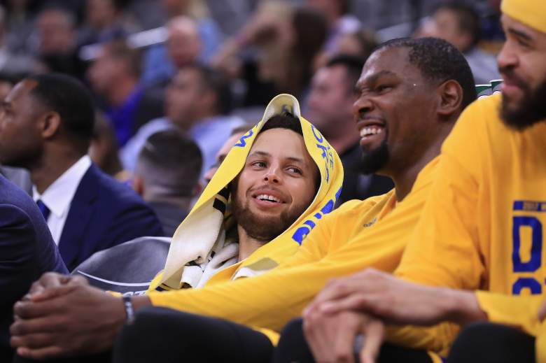 Stephen Curry #30 y Kevin Durant #35 de los Golden State Warriors