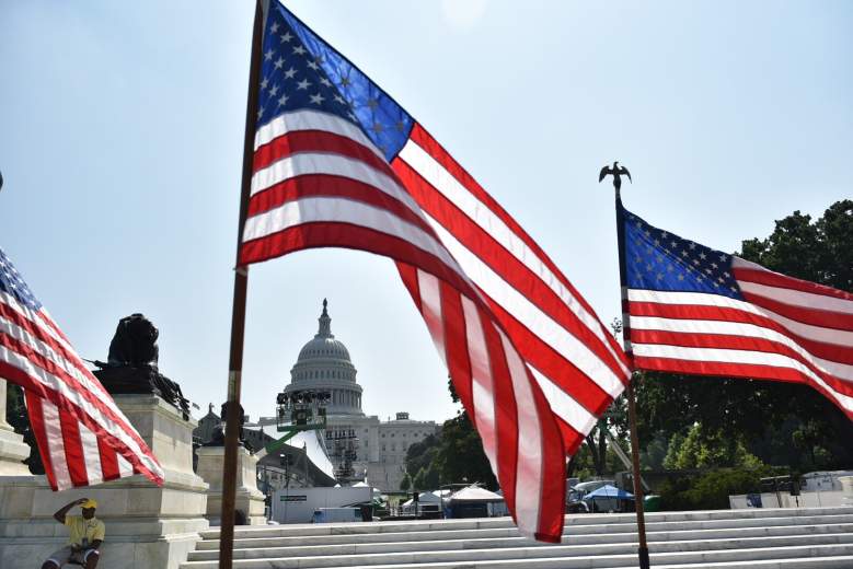 Las banderas de EE. UU. se ven cerca del centro comercial frente al Capitolio de EE. UU. en Washington, DC el 3 de julio de 2018, un día antes del feriado del Día de la Independencia.