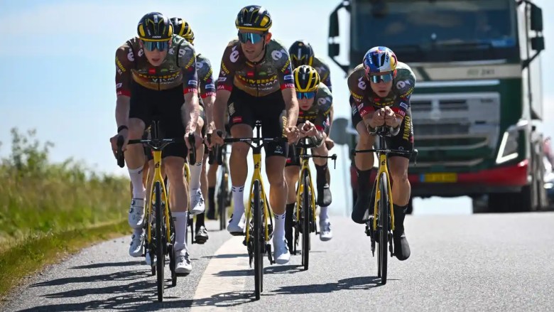 Los ciclistas compiten por la gloria en el Tour de Francia.