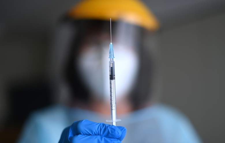 Un asistente médico muestra una jeringa con la vacuna Pfizer-BioNTech Covid-19 para los residentes y el personal del hogar de ancianos 'Schmallenbach Haus' en Froendenberg, Alemania occidental, el 22 de enero de 2021.
