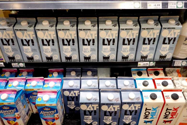 La leche de avena Oatly se ofrece a la venta en una tienda de comestibles el 20 de mayo de 2021 en Chicago, Illinois.
