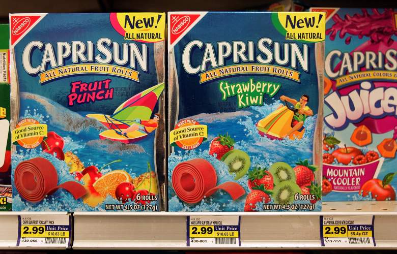 Los Capri Sun Fruit Rolls de la marca Nabisco de Kraft se ven en una tienda de comestibles el 19 de abril de 2005 en Des Plaines, Illinois.
