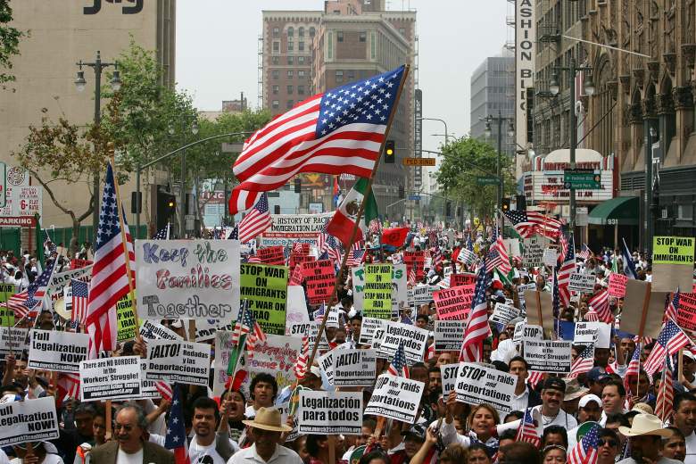 Miles de manifestantes marchan por el centro de la ciudad hasta el Ayuntamiento en una de varias marchas y mítines del Primero de Mayo