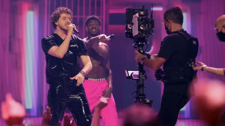 Jack Harlow y Lil Nas X actúan durante los MTV Video Music Awards 2021.