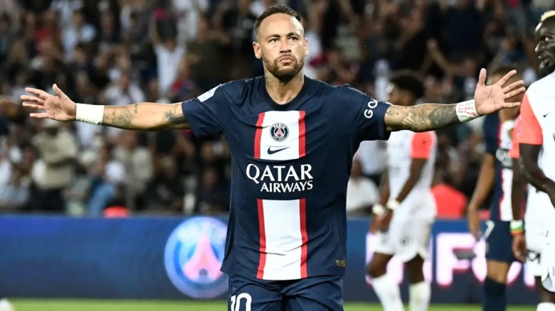 El delantero brasileño Neymar celebra tras marcar el tercer gol de su equipo durante el partido de fútbol de la L1 francesa entre el Paris-Saint Germain (PSG) y el Montpellier Herault SC.