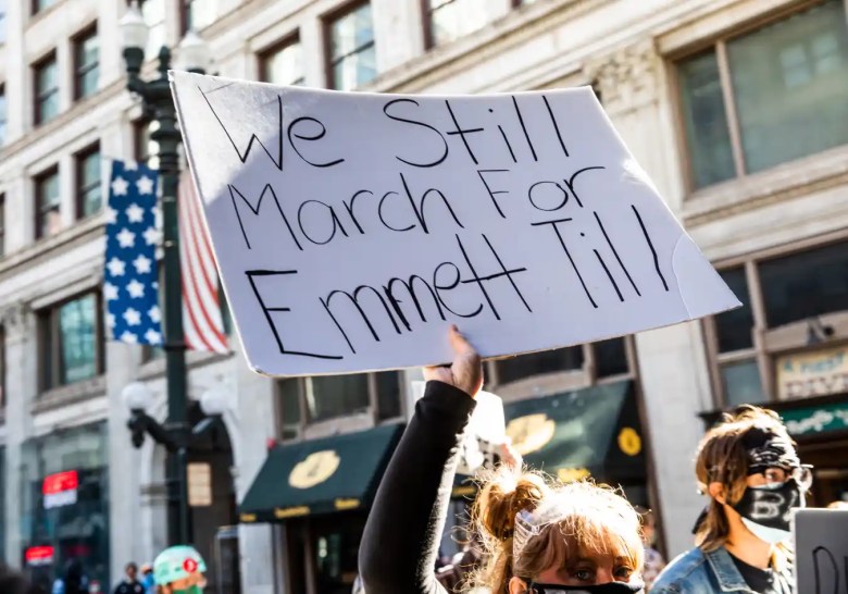 Una mujer sostiene un cartel en honor a Emmett Till durante una protesta el 13 de junio de 2020 en Chicago, Illinois.