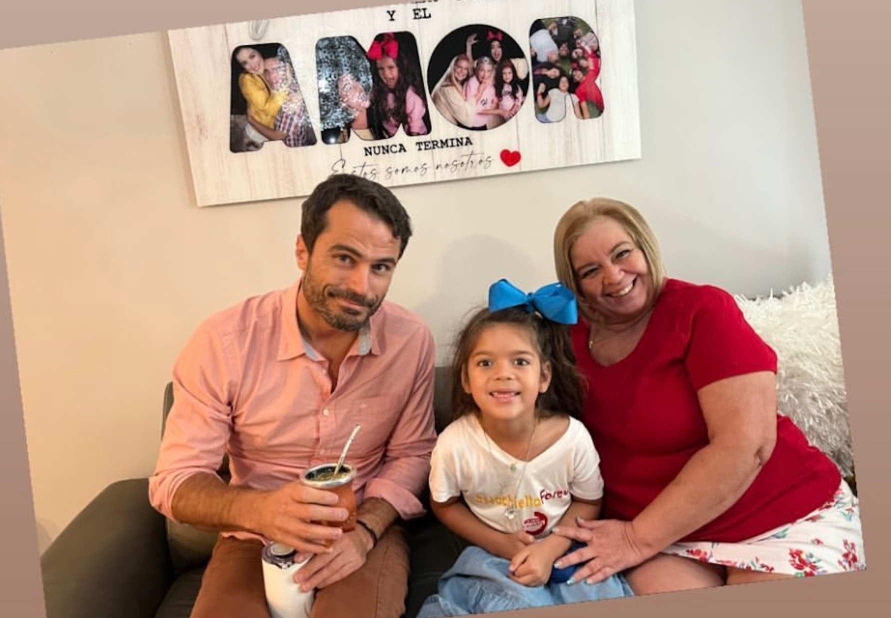 Nacho Casano con la hija y la madre de Daniella Navarro