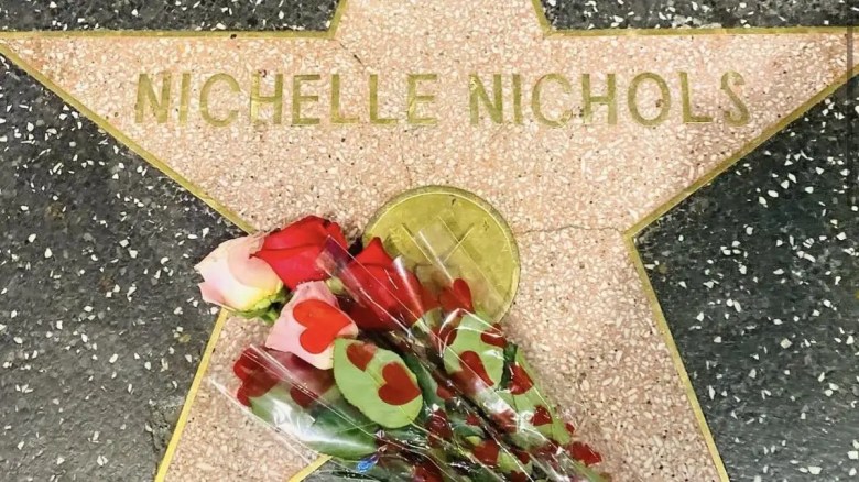 La estrella de Nichelle Nichols en el Paseo de la Fama de Hollywood