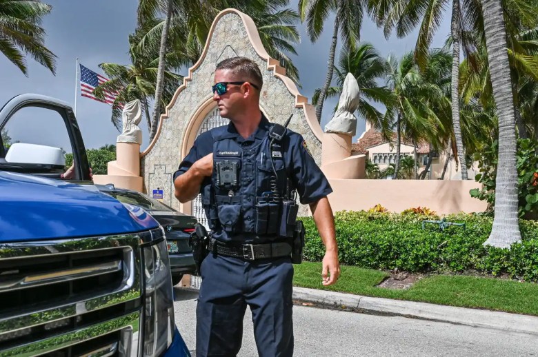 Los agentes de la ley locales se ven frente a la casa del expresidente Donald Trump en Mar-A-Lago en Palm Beach, Florida, el 9 de agosto de 2022.