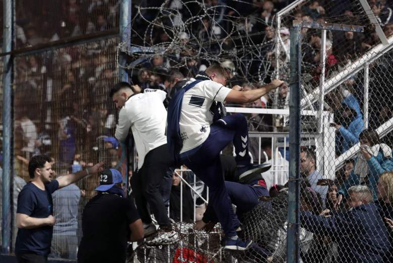 Feroz represión policial en Gimnasia-Boca, un partido de la Liga Argentina de fútbol. Hubo un muerto.