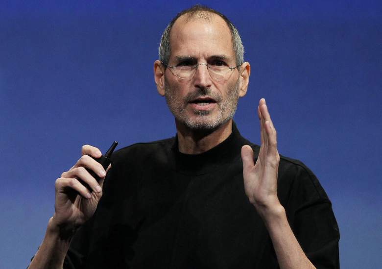 Subastan sandalias de Steve Jobs por 22 mil dóalres.
