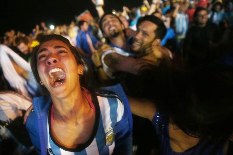 Hincha argentino se tatúa en la pierna el camino de Argentina a la final del Mundial de Qatar.