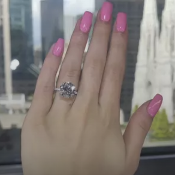Danilo Carrera está comprometido y este es el anillo