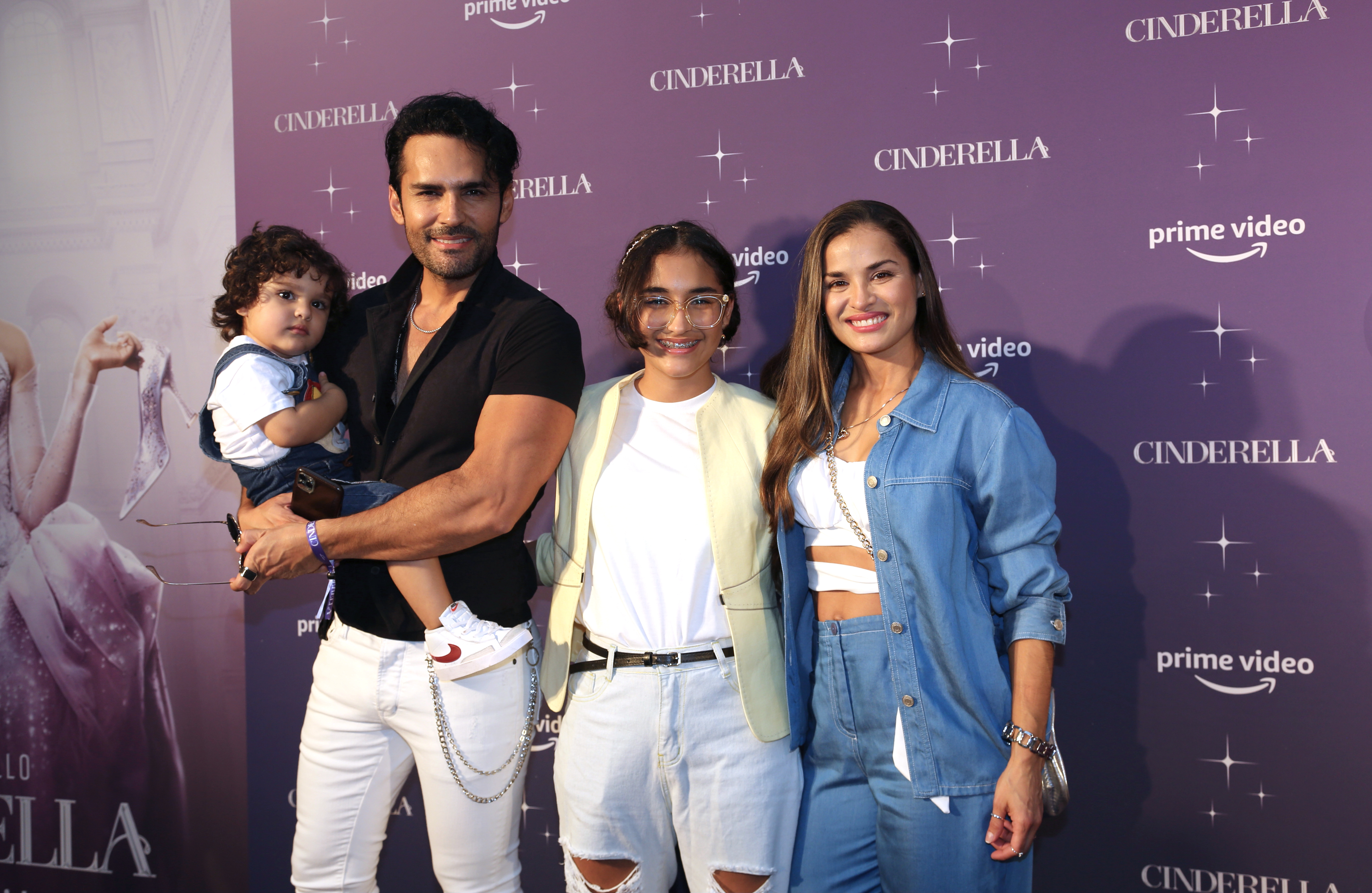 Fabián Ríos con su esposa Yuly Ferreira e hijos.