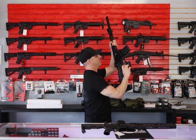 El gobernador de Florida Ron DeSantis firma proyecto de ley para la libre portación de armas.