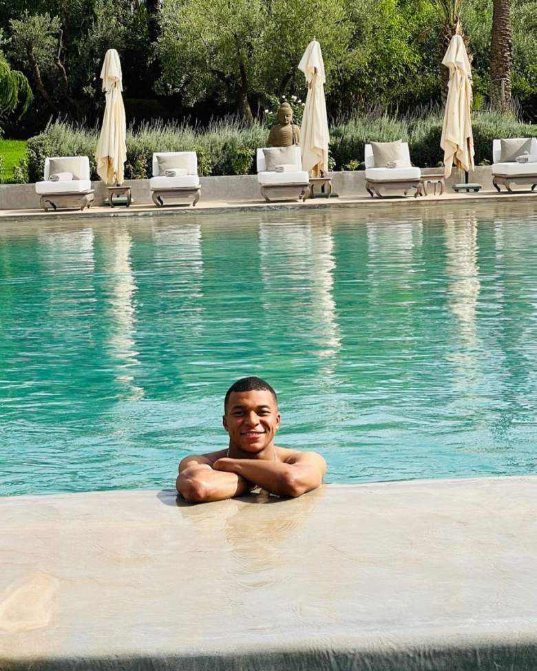 Kylian Mbappé en la piscina de su mansión