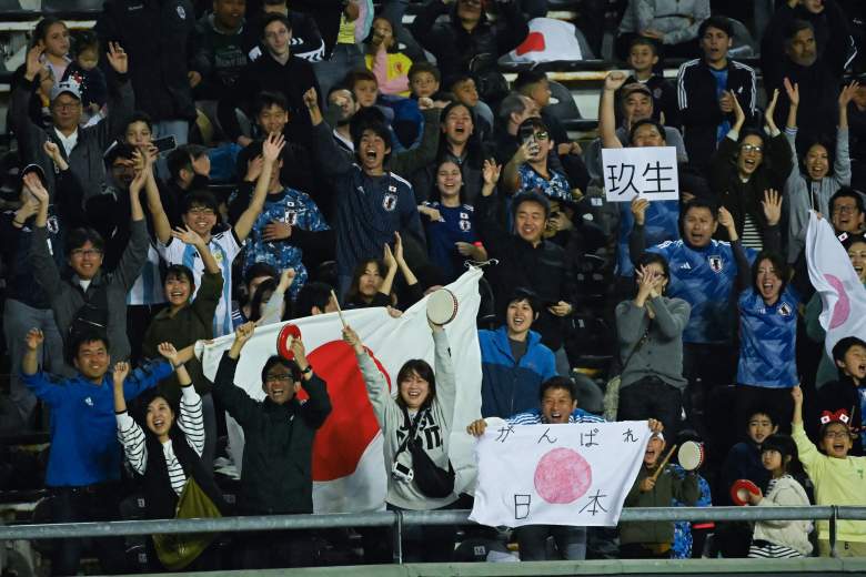 Hinchas japoneses limpiaron las tribunas del Estadio Diego Armando Maradona durante el partido del Mundial Sub 20 ante Senegal.
