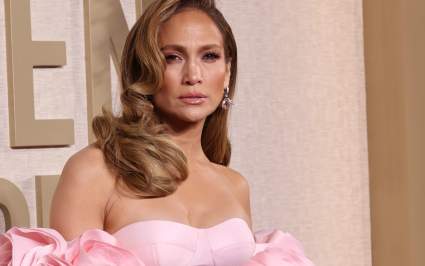 ¿Quién es el diseñador del vestido rosado de Jennifer López en los Globos de Oro 2024?
