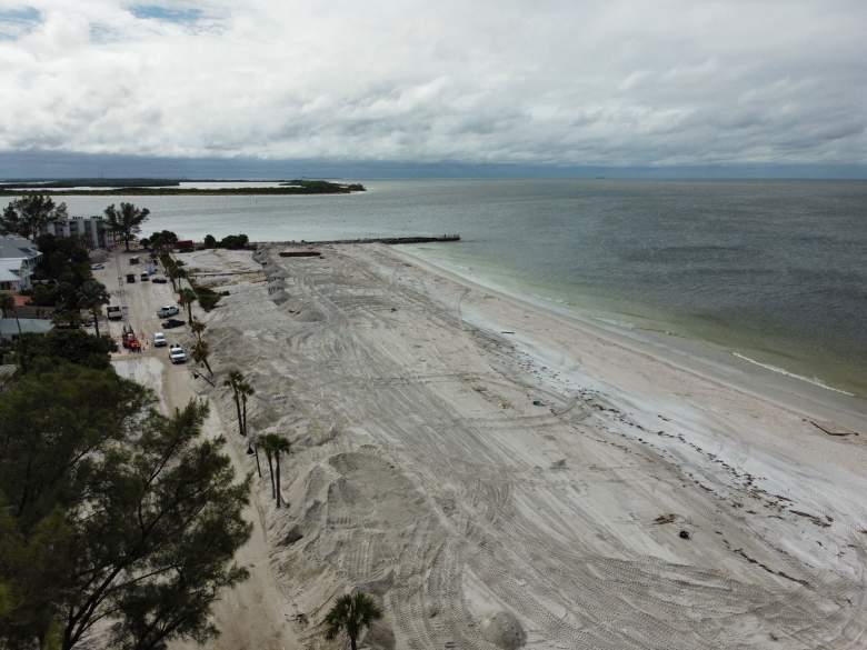 Una imagen de un dron de las calles cubiertas de arena en la sección Pass-A-Grille de San Petersburgo antes de la llegada prevista del huracán Milton a mediados de esta semana el 7 de octubre de 2024 en Florida.