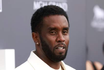 Diddy habría obligado a una escort orinar en la boca de su novia