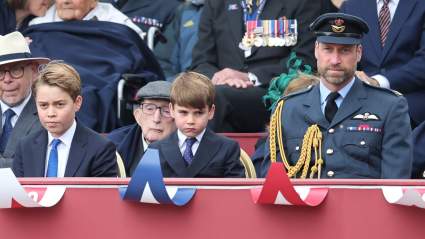 Prince Louis mantiene al príncipe William mirando a Sharp en el día VE