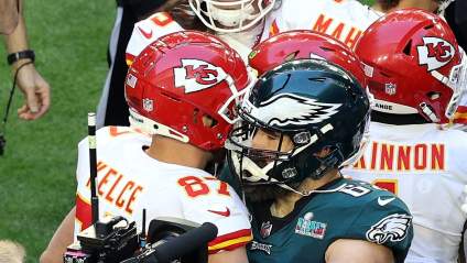 Eagles Star Jason Kelce consigue Candid en el Jefe Travis Kelce & Taylor Swift