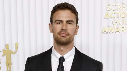A pesar de una Nominación Emmy para ‘Loto Blanco’, Theo James sigue siendo Hustling